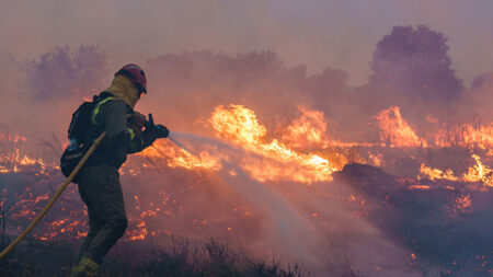 L’Espagne lutte contre des incendies aidée par une baisse des températures