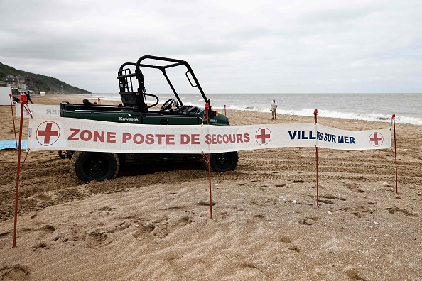 Un kitesurfeur âgé de 31 ans est décédé dimanche matin à Villers-sur-Mer (Calvados) après avoir été projeté contre la vitrine d'un restaurant lors d'un coup de vent soudain, vers 20h30 ce samedi, a-t-on appris auprès de la préfecture. (Photo SAMEER AL-DOUMY/AFP via Getty Images)