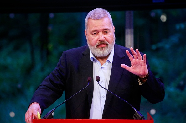 Le journaliste russe Dmitry Muratov lors de la vente aux enchères de sa médaille du prix Nobel de la paix 2021 à New York, le 20 juin 2022. Photo de KENA BETANCUR/AFP via Getty Images.