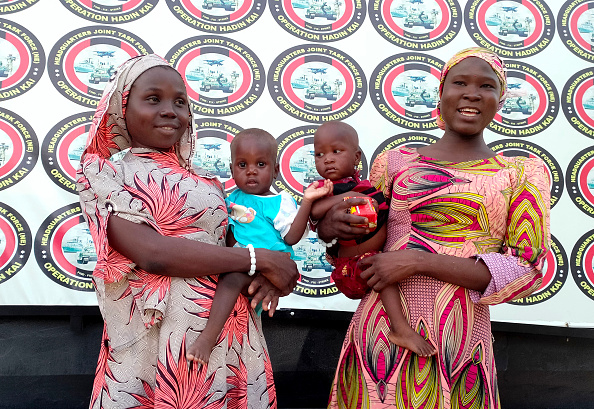 Les écolières kidnappées de Chibok, Hauwa Joseph et Mary Dauda avec leurs bébés à la caserne de Maimalari à Maiduguri, dans le nord-est du Nigeria, le 21 juin 2022. Photo par AUDU MARTE/AFP via Getty Images.