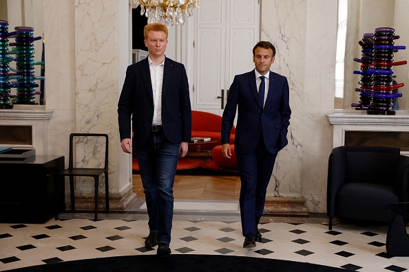 Adrien Quatennens, numéro 2 de La France Insoumise, quitte l’Élysée après des discussions avec Emmanuel Macron le 22 juin 2022. (Photo GONZALO FUENTES/POOL/AFP via Getty Images)