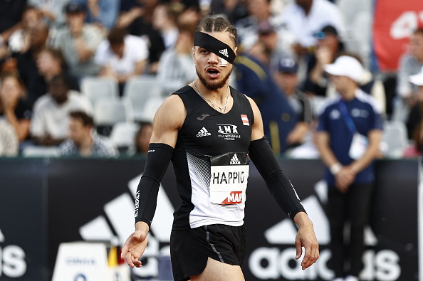 Wilfried Happio porte un bandage après avoir été agressé à l'échauffement avant la finale du 400 mètres haies masculin des Championnats de France, au stade Helitas de Caen, le 25 juin 2022. (Photo : SAMEER AL-DOUMY/AFP via Getty Images)