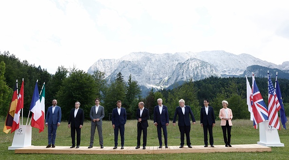 La traditionnelle photo de famille lors du sommet du G7 qui se tient au château d'Elmau, dans le sud de l'Allemagne, le 26 juin 2022. (Photo : BENOIT TESSIER/POOL/AFP via Getty Images)