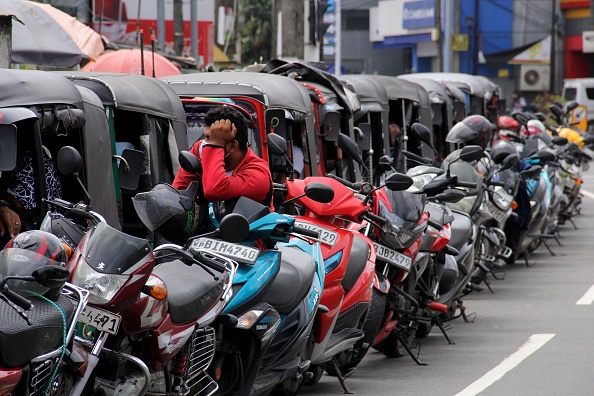 Des automobilistes font la queue dans une rue pour acheter du carburant dans une station-service de la Ceylon Petroleum Corporation à Colombo, le 26 juin 2022. (Photo : AFP) (Photo by -/AFP via Getty Images)