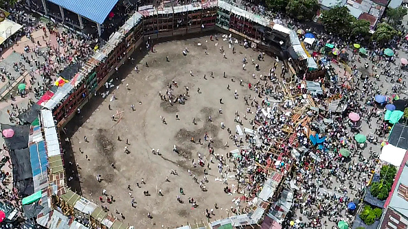 Vue aérienne de la tribune effondrée d'une arène dans la municipalité colombienne d'El Espinal, au sud-ouest de Bogota, le 26 juin 2022. (Photo : SAMUEL ANTONIO GALINDO CAMPOS/AFP via Getty Images)