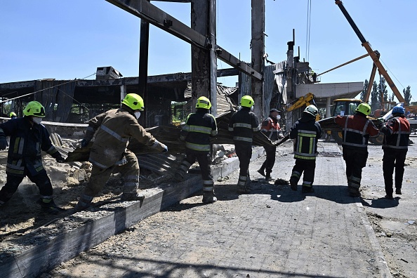 Les décombres du centre commercial Amstor, le lendemain du jour où il a été touché par une frappe de missiles russes selon les autorités ukrainiennes à Krementchouk, le 28 juin 2022. Photo Genya SAVILOV/AFP via Getty Images.