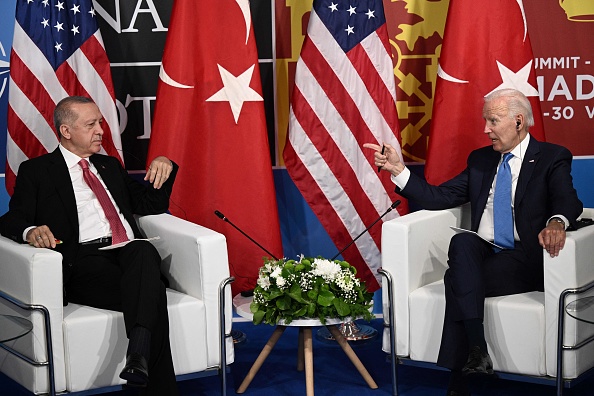 Le président américain Joe Biden fait un geste pendant que le président turc Recep Tayyip Erdogan s'exprime lors d'une réunion bilatérale en marge du sommet de l'OTAN au centre de congrès Ifema à Madrid, le 29 juin 2022. (Photo : BRENDAN SMIALOWSKI/AFP via Getty Images)