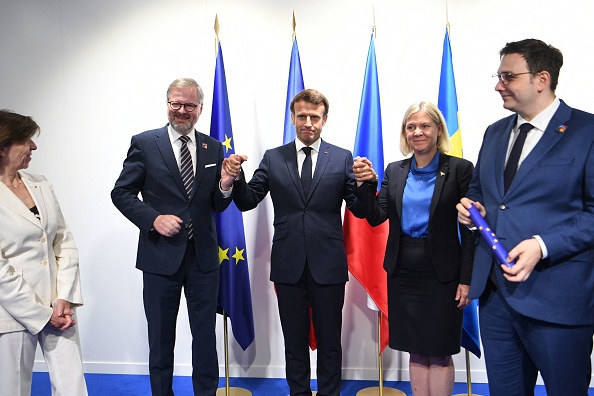 Emmanuel Macron  avec le Premier ministre de la République tchèque Petr Fiala et la Première ministre de la Suède Magdalena Andersson lors de la passation de la présidence de l'UE de la France à la République tchèque avant la Suède, le 30 juin 2022. (Photo : BERTRAND GUAY/POOL/AFP via Getty Images)