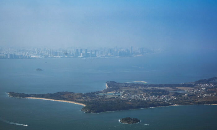 Une vue de la mer de Chine méridionale entre la ville de Xiamen en Chine continentale (au loin) et les îles de Kinmen à Taïwan (au premier plan), le 2 février 2021 (An Rong Xu/Getty Images)