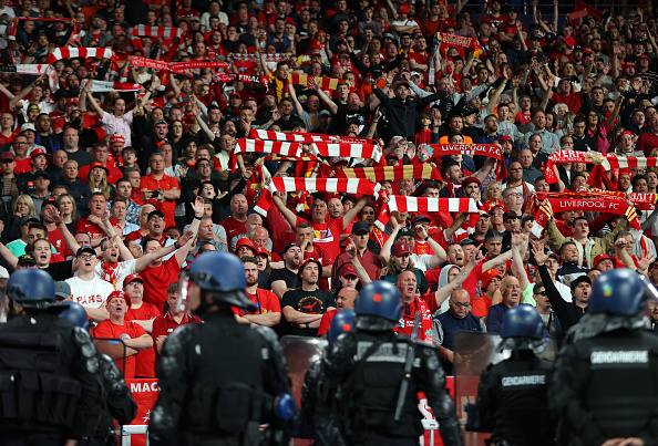 La police anti-émeute surveille les fans de Liverpool pendant le match de la finale de l'UEFA Champions League entre le Liverpool FC et le Real Madrid au Stade de France le 28 mai 2022 à Paris, France.  (Catherine Ivill/Getty Images)