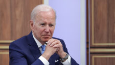 Joe Biden tombe en voulant descendre de vélo, mais se relève et assure aller « bien »