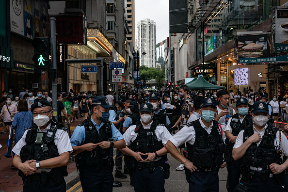 Des policiers montent la garde dans le quartier près de Victoria Park, site traditionnel de la veillée aux chandelles annuelle de Tiananmen, le 04 juin 2022 à Hong Kong, Chine. Photo par Anthony Kwan/Getty Images.