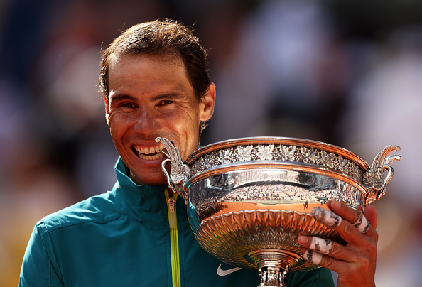  Rafael Nadal d'Espagne mord le trophée après avoir remporté contre Casper Ruud de Norvège lors du match final du simple messieurs à Roland Garros le 05 juin 2022 à Paris, France. Photo de Clive Brunskill/ Getty Images.