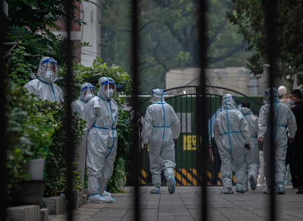 Un complexe résidentiel sous verrouillage après la découverte de nouveaux cas de COVID dans la région de Pékin, en Chine, le 16 juin 2022. Photo de Kevin Frayer/Getty Images.