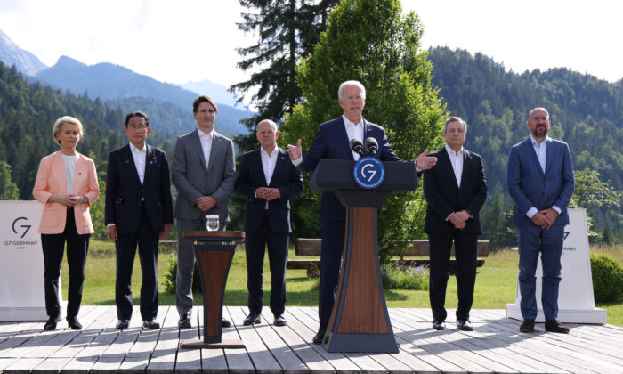 Le président américain Joe Biden (au c.) devant (de g. à dr.) la présidente de la Commission européenne Ursula von der Leyen, le Premier ministre japonais Fumio Kishida, le premier ministre canadien Justin Trudeau, le chancelier allemand Olaf Schulz, le Premier ministre italien Mario Draghi et le président du Conseil européen Charles Michel lors de l'événement "Infrastructure mondiale" du sommet du G7 au château d'Elmau près de Garmisch-Partenkirchen, en Allemagne, le 26 juin 2022. (Sean Gallup/Getty Images)
