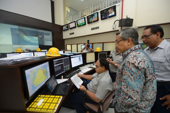 Centre des tremblements de terre et des tsunamis à Jakarta, on examine l'exercice de tsunami à l'échelle de l'océan Indien, le 9 septembre 2014. Photo ADEK BERRY/AFP via Getty Images.