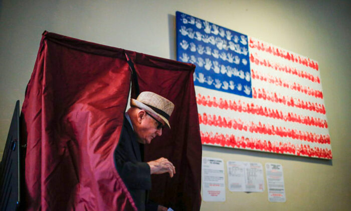 Électeur ayant déposé son bulletin de vote lors des élections primaires du New Jersey, le 7 juin 2016 à Hoboken, dans le New Jersey. (EDUARDO MUNOZ ALVAREZ/AFP/Getty Images)