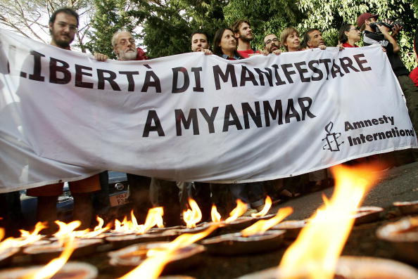 -Illustration- Une centaine de militants d'Amnesty International participent à une manifestation contre les dirigeants militaires du Myanmar devant l'ambassade du Myanmar à Rome. Photo TIZIANA FABI/AFP via Getty Images.