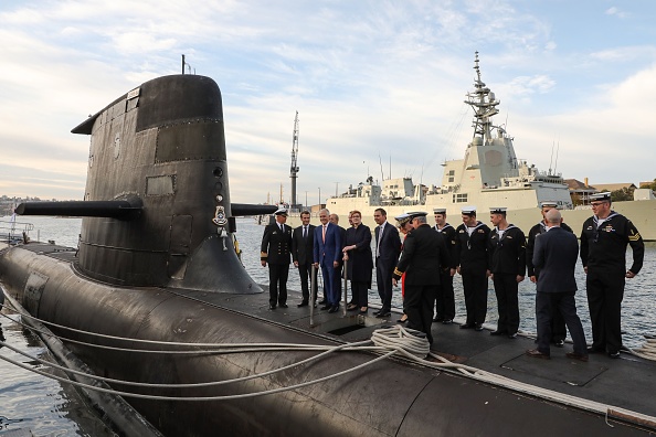 -Le président français Emmanuel Macron et le Premier ministre australien Malcolm Turnbull  sur le pont du HMAS Waller, un sous-marin de classe Collins à Sydney le 2 mai 2018 Photo LUDOVIC MARIN/POOL/AFP via Getty Images.