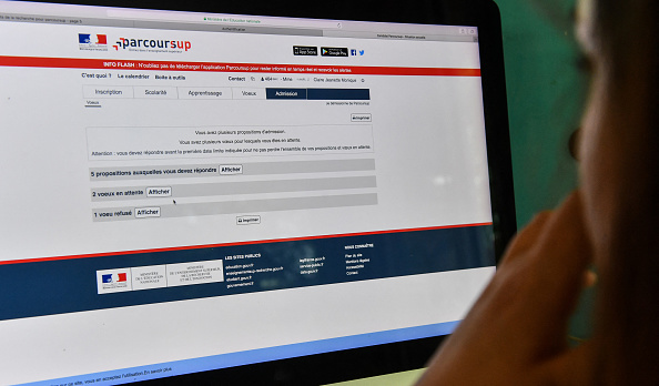 Une lycéenne regarde les résultats de ses "vœux" sur le site internet de Parcoursup.  (DENIS CHARLET/AFP via Getty Images)