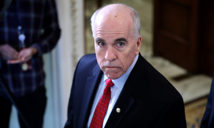 Le sergent d'armes du Sénat, Michael Stenger à l'extérieur de la salle du Sénat pendant le jour du procès de destitution du président Donald Trump, le 22 janvier 2020. (Chip Somodevilla/Getty Images)