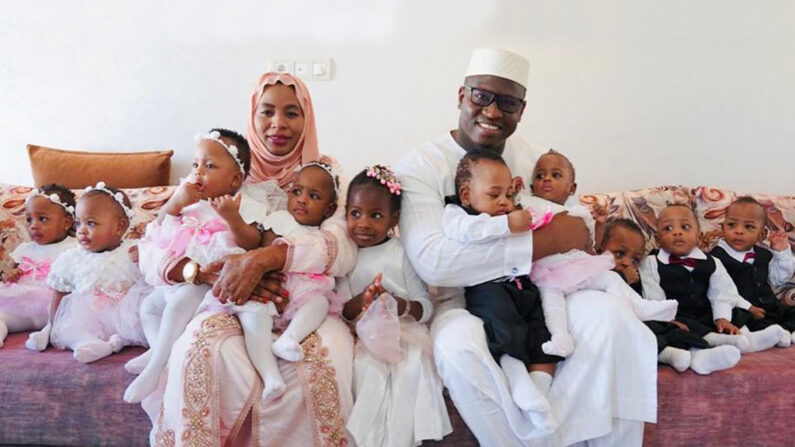 Halima Cissé et son mari, Abdelkader Arby, avec leurs 10 enfants : les nonuplés et leur fille de 3 ans (Avec l'aimable autorisation de Nonuples Arby)