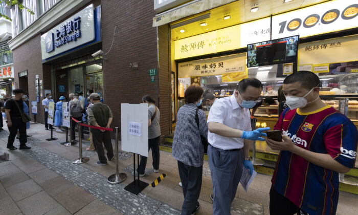 Des personnes font la queue devant une banque à Shanghai, en Chine, le 2 juin 2022. (Hu Chengwei/Getty Images)