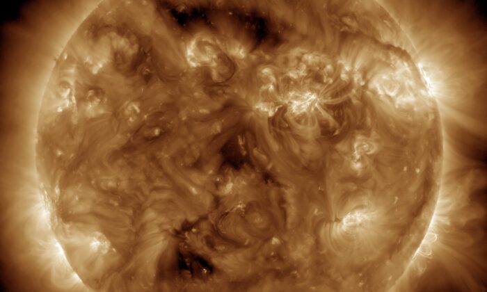 Surface solaire faisant face à la Terre le 21 juin 2022. (NASA/SDO et les équipes scientifiques AIA, EVE et HMI)