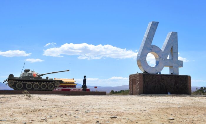 Une sculpture grandeur nature de "Tank Man" à côté des chiffres "6" et "4", représentant le 4 juin, et d'une sculpture miniature de la porte de Tiananmen, exposés au Liberty Sculpture Park dans la ville de Yermo, en Californie, dans le désert de Mojave, le 1er juin 2021. (Frederic J. Brown/AFP via Getty Images)