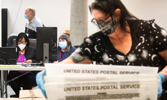 Dépouillement des bulletins de vote pour l'élection générale de 2020 par le personnel du service des élections du comté de Maricopa, à Phoenix, le 31 octobre 2020. (Courtney Pedroza/Getty Images)