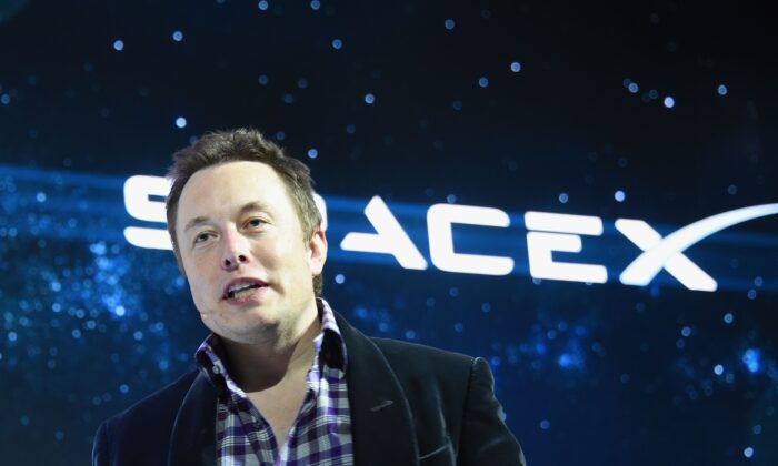 Elon Musk, PDG de SpaceX, présente le nouveau vaisseau spatial Dragon V2 à sept places, à Hawthorne, en Californie, le 29 mai 2014. (Robyn Beck/AFP via Getty Images)