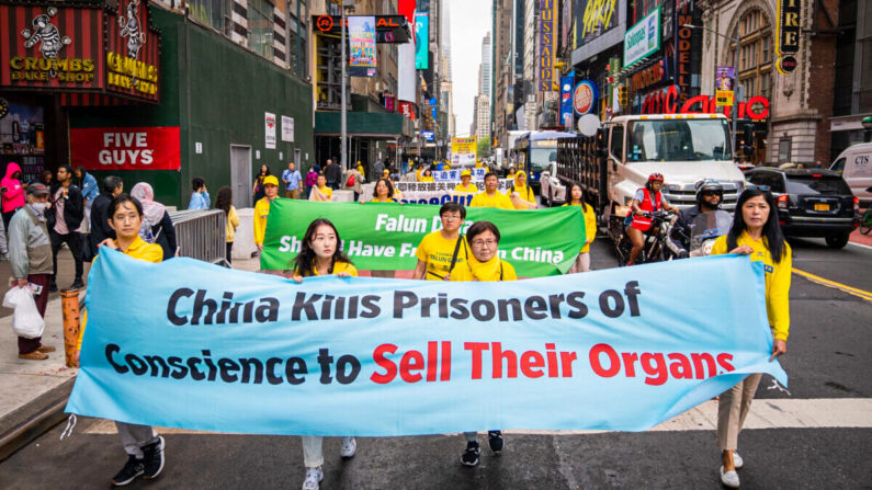 Défilé des pratiquants de Falun Gong pour marquer le 30e anniversaire de l'introduction de la discipline spirituelle auprès du public, à New York, le 13 mai 2022. (Samira Bouaou/Epoch Times)