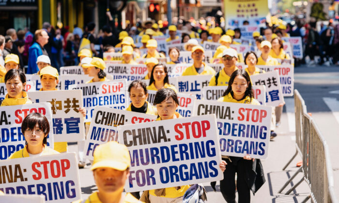 Défilé dans Manhattan pour célébrer la Journée mondiale du Falun Dafa, le 16 mai 2019. Les panneaux dénoncent le prélèvement forcé d’organe dont sont victimes les prisonniers de conscience en Chine. (Edward Dye/Epoch Times)