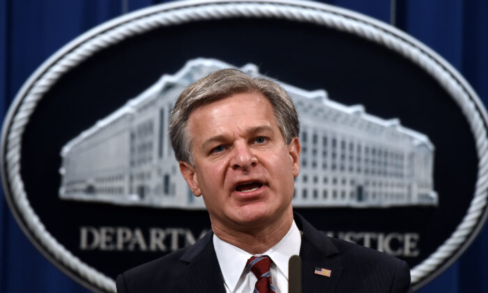 Le directeur du FBI Christopher Wray lors d'une conférence de presse au département de la Justice, le 22 septembre 2020. (OLIVIER DOULIERY/POOL/AFP via Getty Images)