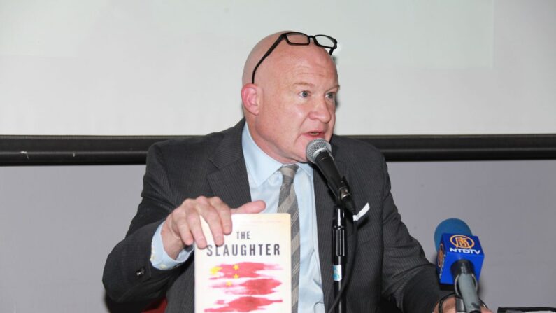 Ethan Gutmann, observateur de la Chine et enquêteur sur les droits de l'homme, auteur de "The Slaughter : Mass Killings, Organ Harvesting, and China's Secret Solution to Its Dissident Problem",[L’abattage : tuerie de masse, trafic d’organe, la solution secrète chinoise pour résoudre ses problèmes de dissidence] s'exprime lors d'un forum à Vancouver, au Canada, le 25 octobre 2014. (Sheng Yu/Epoch Times)