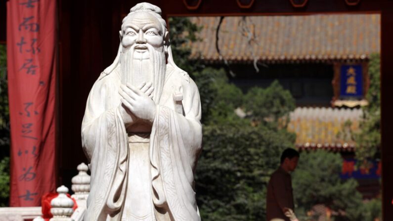 Statue de Confucius au temple de Confucius à Pékin, en Chine, le 28 septembre 2010. (LIU JIN/AFP via Getty Images)