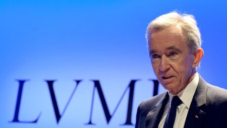 Surtaxe : Bernard Arnault dément la délocalisation de LVMH, après avoir été accusé de « chantage »