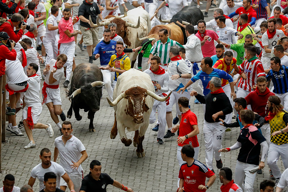 Des fêtards courent avec les taureaux de combat du Puerto de San Lorenzo avant d'entrer dans les arènes lors du deuxième jour de la fête de la course des taureaux de San Fermin, le 07 juillet 2019 à Pampelune, en Espagne. (Photo : Pablo Blazquez Dominguez/Getty Images)