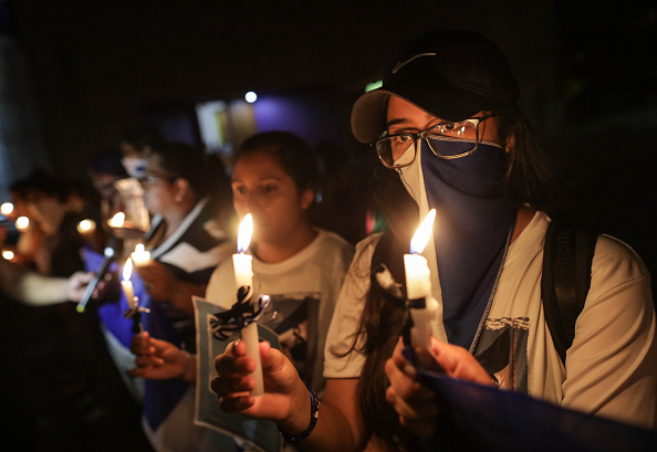 Des manifestants antigouvernementaux participent à une veillée pour exiger la libération des prisonniers politiques, victimes des manifestations contre le président Daniel Ortega. Photo INTI OCON/AFP via Getty Images.