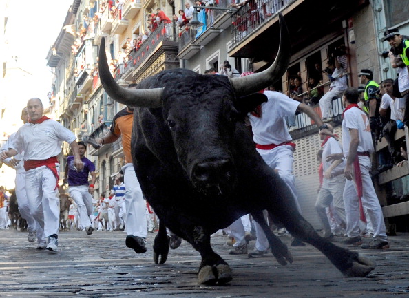 Un taureau de combat passe par le coin d'Estafeta au sixième jour de la course des taureaux de San Fermin à Pampelune, en Espagne. (Photo : Denis Doyle/Getty Images)