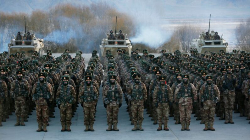 Soldats de l'Armée populaire de libération (APL) lors d'un entraînement dans les montagnes du Pamir à Kashgar, en Chine, le 4 janvier 2021. (STR/AFP via Getty Images)