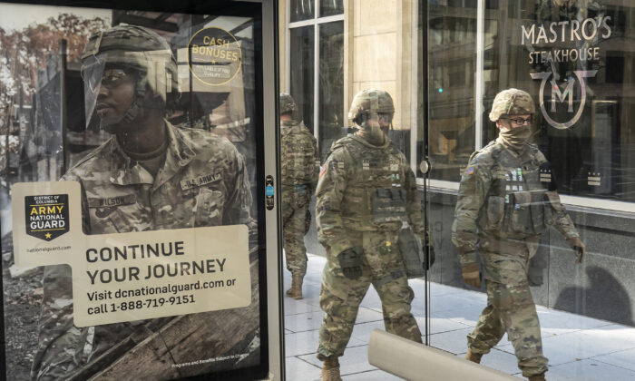 Garde nationale devant un panneau de recrutement à Washington, le 19 janvier 2021. (Nathan Howard/Getty Images)