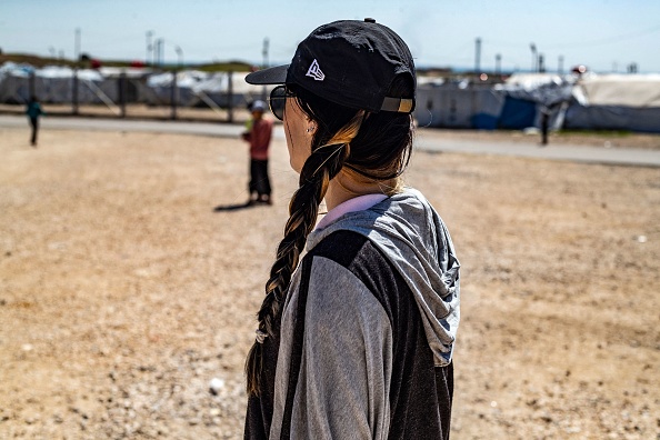 La djihadiste Française Emilie König dans le camp Al-Roj, dans le nord-est de la Syrie, le 28 mars 2021. (Photo DELIL SOULEIMAN/AFP via Getty Images)