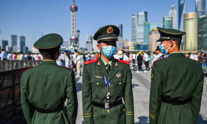 Policiers paramilitaires chinois sur le Bund, le long du fleuve Huangpu, à Shanghai, le 1er mai 2021. (Hector Retamal/AFP via Getty Images)