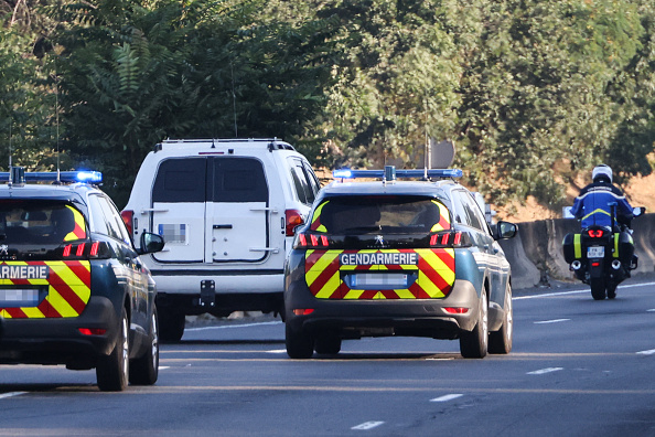 Des gendarmes français escortent un convoi censé transporter Salah Abdeslam, de la prison de Fleury-Mérogis pour être transféré vers la Belgique. Photo de Thomas COEX / AFP via Getty Images.