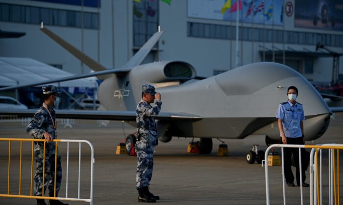 Drone de reconnaissance à haute altitude WZ-7 de l'APL exposé la veille du 13e Salon international de l'aviation et de l'aérospatiale de Chine à Zhuhai, dans le Guangdong, le 27 septembre 2021. (NOEL CELIS/AFP via Getty Images)