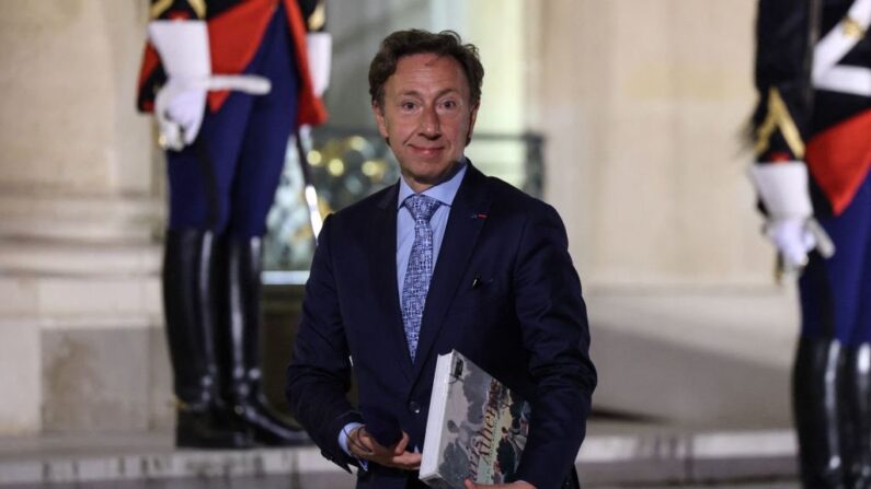 Stephane Bern, devant le Palais de l'Elysée, après un dîner en septembre 2021. (Crédit photo THOMAS COEX/AFP via Getty Images)