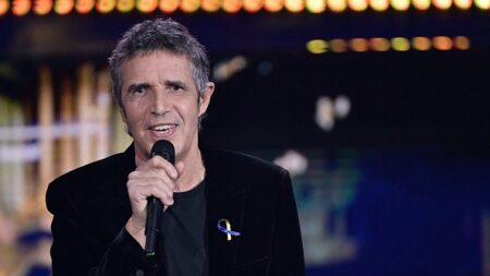 Vive émotion de la directrice d’école lorsqu’elle voit débarquer Julien Clerc à son pot de départ en retraite