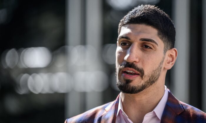 Le basketteur américain Enes Kanter Freedom lors d'une interview avec l'AFP, au siège des Nations Unies, à Genève, le 5 avril 2022. (Fabrice Coffrini/AFP via Getty Images)
