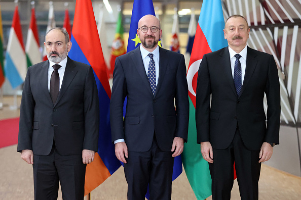 -Le Premier ministre arménien Nikol Pashinyan, le président du Conseil européen Charles Michel, et le président azerbaïdjanais Ilham Aliyev, avant leur réunion au Conseil européen de Bruxelles le 6 avril 2022. Photo de FRANCOIS WALSCHAERTS/AFP via Getty Images.